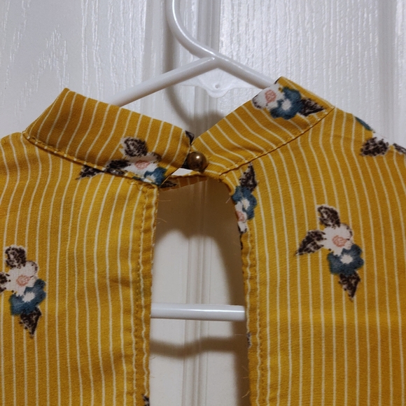 💖3/$25💖 Yellow Floral Print Bell Sleeve Blouse - Picture 4 of 4